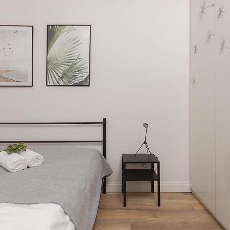 Forum Wola Jana Kazimierza Apartment By Noclegi Renters Warsaw Ngoại thất bức ảnh